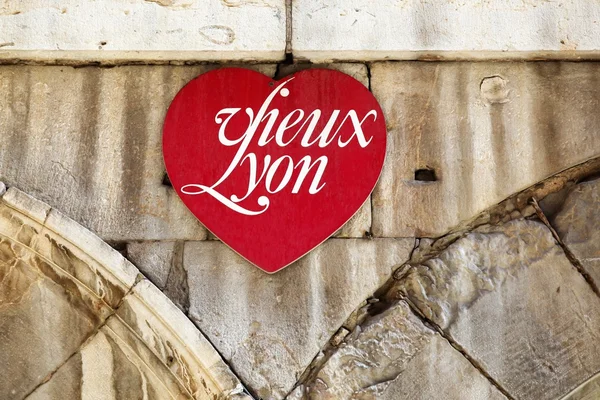 Cartel de Lyon antiguo en una pared en la calle, Francia — Foto de Stock