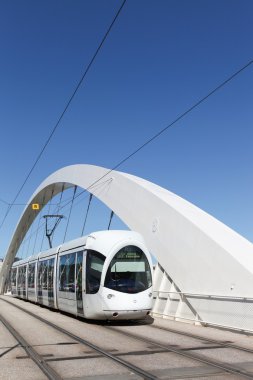 Tramvay bir köprü Lyon, Fransa 