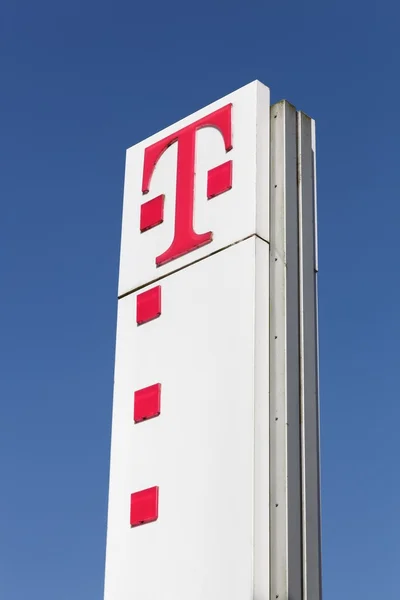 Tanda Deutsche Telekom pada panel — Stok Foto