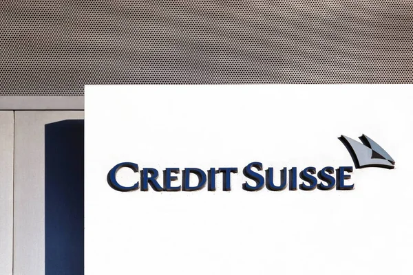 Logotipo de Credit Suisse en un wal — Foto de Stock