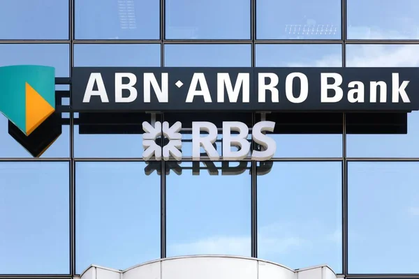 Logotipo de ABN AMRO Bank en una pared — Foto de Stock