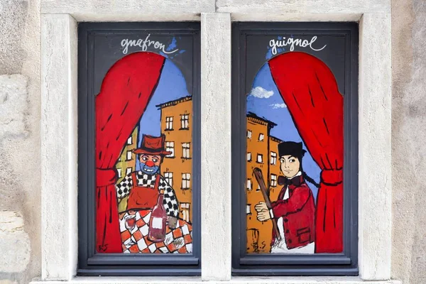 Marioneta guignol en una ventana en Lyon, Francia — Foto de Stock