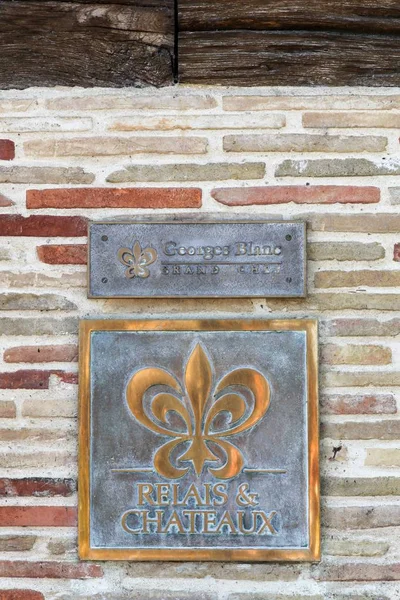 Relais e Chateaux símbolo no restaurante Georges Blanc — Fotografia de Stock