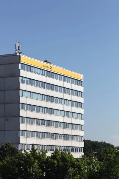 Tyska inlägget kallas Deutsche Post i tysk byggnad — Stockfoto