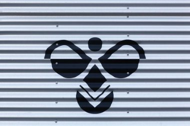Hummel logosu bir duvar