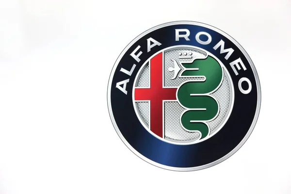 Alfa Romeo λογότυπο σε έναν τοίχο — Φωτογραφία Αρχείου