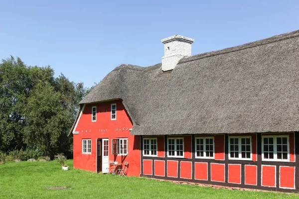 Παλιό και παραδοσιακό σπίτι στη Δανία με αχυρένια σκεπή — Φωτογραφία Αρχείου