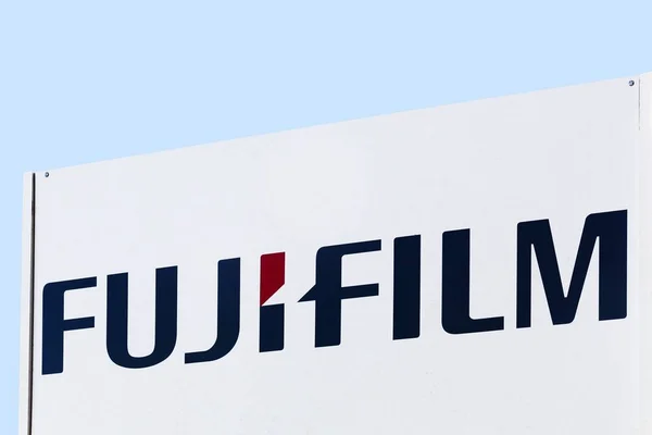 Fujifilm-logotypen på en panel — Stockfoto