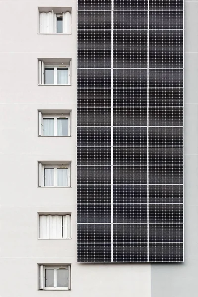 Painéis solares em uma parede de um edifício — Fotografia de Stock