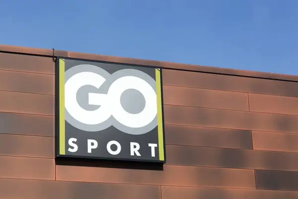 Go спортивный логотип на фасаде — стоковое фото