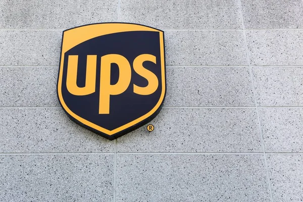 UPS-embléma a falon — Stock Fotó