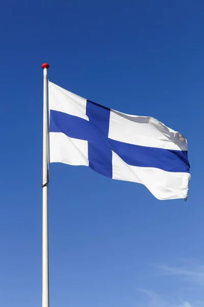 Vlag van Finland zwaaien in de lucht — Stockfoto