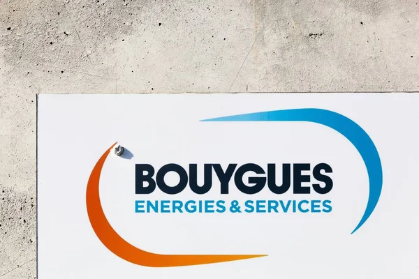 Bouygues energie und service logo an einer wand — Stockfoto