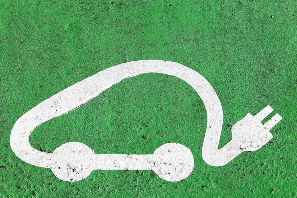 Elektrické auto nabíjení symbol na parkovací — Stock fotografie