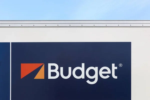 Logotipo de orçamento em uma parede — Fotografia de Stock