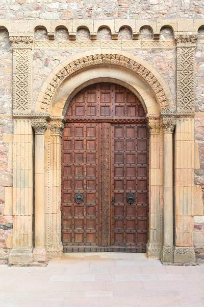 Kirche von salles en beaujolais mit einem eleganten Portal aus dem 12. Jahrhundert — Stockfoto