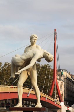 Lyon Adalet Sarayı Köprüsü önünde One Self heykel ağırlığı 