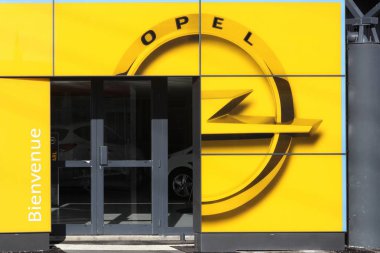 Opel logosu bir duvar