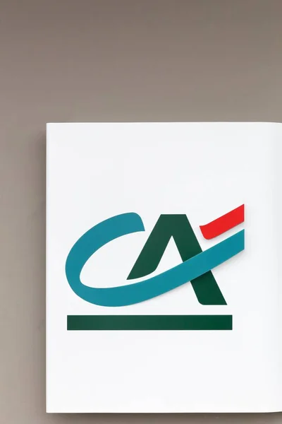 Logotipo de Credit Agricole en una pared — Foto de Stock