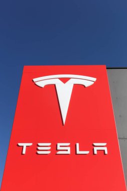 Tesla logo bir duvar