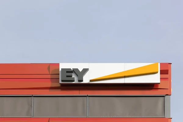 Logo Ernst & Young en una pared — Foto de Stock