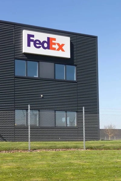 Edificio y almacén FedEx — Foto de Stock