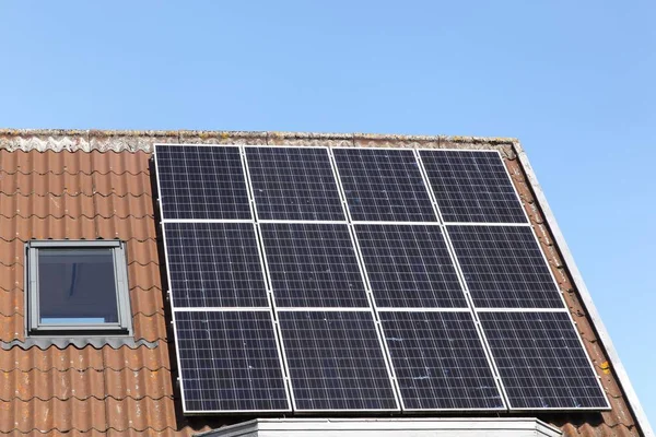 Paneles solares en un techo — Foto de Stock