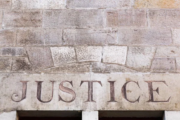 Signe de justice sur un mur — Photo