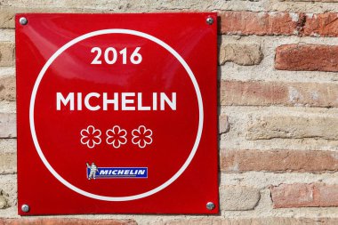 Michelin restoran 3 yıldız sembolü bir duvar
