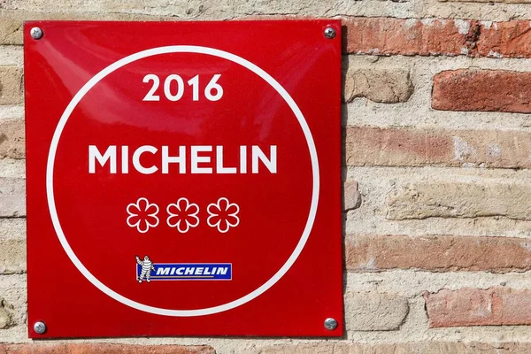 Michelin restoran 3 yıldız sembolü bir duvar