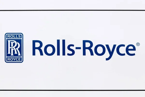 Rolls Royce a logó a falon — Stock Fotó