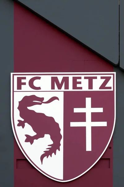 Logo Football Club de Metz su una parete — Foto Stock