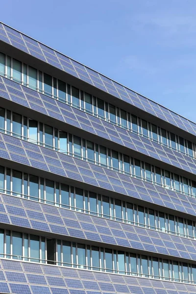 Сонячні панелі на стіні будівлі — стокове фото