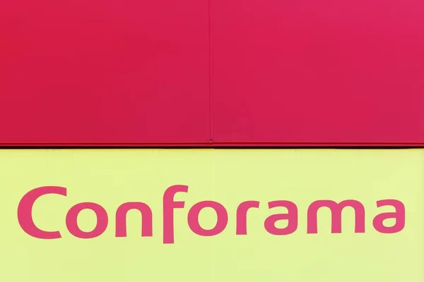 Conforama 徽标在墙上 — 图库照片