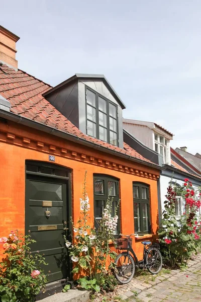 Στην παλιά lane ειδυλλιακό Mollestien είναι ένα γραφικό, λιθόστρωτο δρόμο στο Aarhus, Δανία — Φωτογραφία Αρχείου