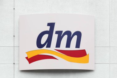 bir duvar üzerinde DM logo