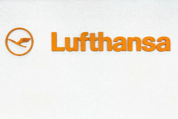 Logotipo de Lufthansa en la pared del aeropuerto de Frankfurt — Foto de Stock