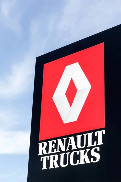 Renault trucks logo auf einem Panel — Stockfoto