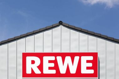 Bir duvara Rewe logosu