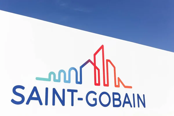Saint-Gobain логотип на стіні — стокове фото