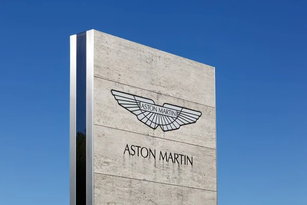 Aston martin logo auf einem Panel — Stockfoto