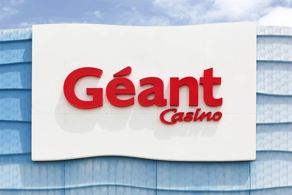 Логотип Geant Casino на фасаде — стоковое фото