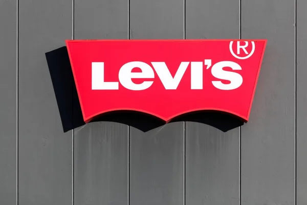 Logotipo de Levi Strauss en una pared — Foto de Stock