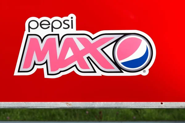 Pepsi logotipo máximo em uma parede — Fotografia de Stock
