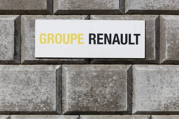 Група Renault знак на стіні — стокове фото