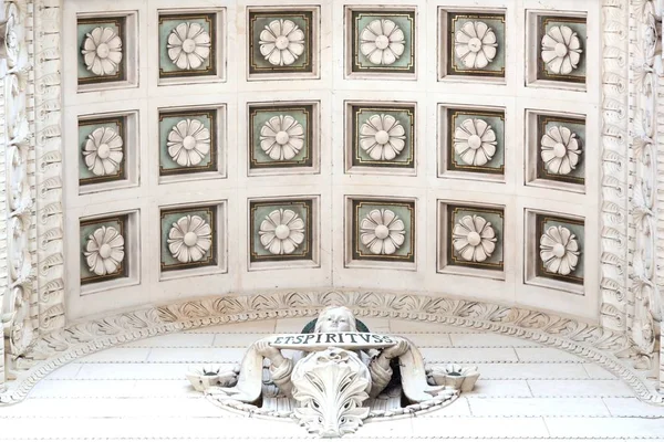 Detaljer och tak vid ingången till basilikan Fourvière i Lyon, Frankrike — Stockfoto