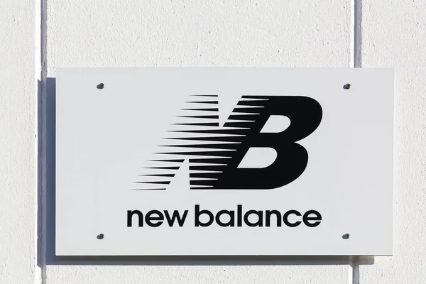 New Balance logo on a wall — Stock Photo, Image
