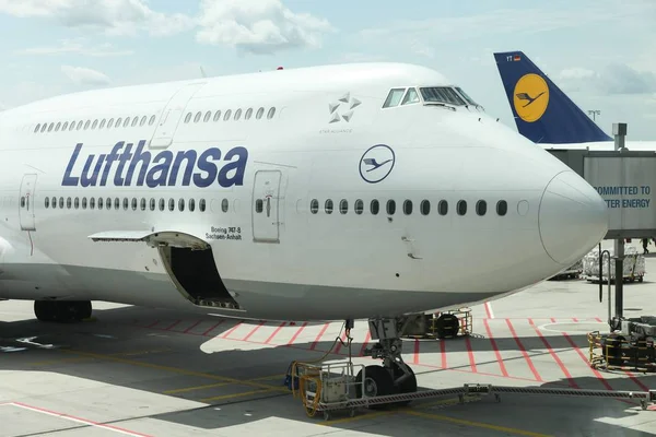 Lufthansa boing 747 am Flughafen Frankfurt, Deutschland — Stockfoto
