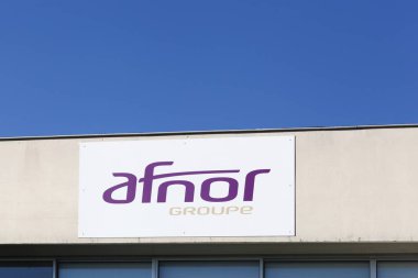 Bir duvara AFNOR logosu