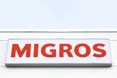 Migros logosu bir duvar 